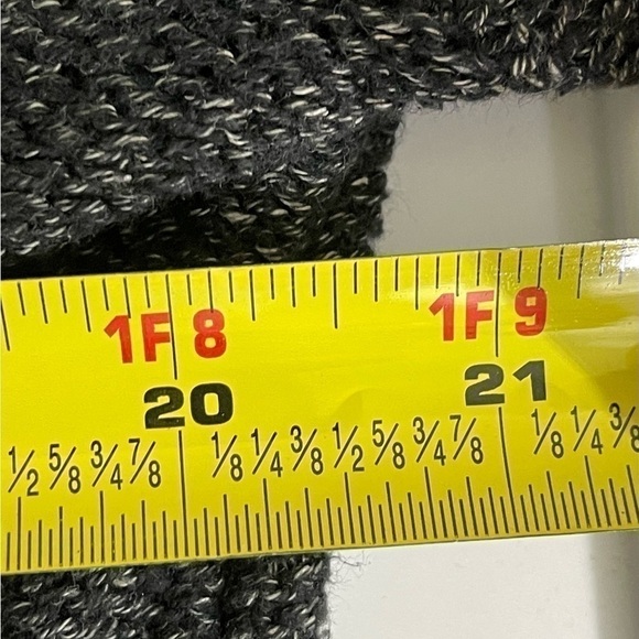 H & M zz med sweater in a black heather rounded neckline - Picture 4 of 13